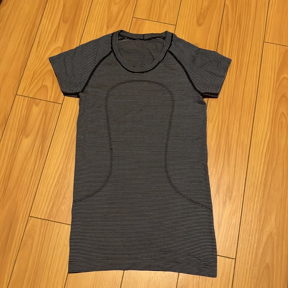Lululemon Swiftly Tech short sleeve crew in tempo stripe balck and white - Picture 3 of 8